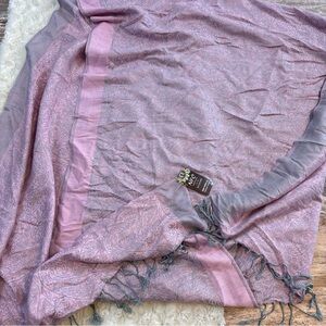 Chic Cashmere Paisley Scarf in Mauve and Charcoal